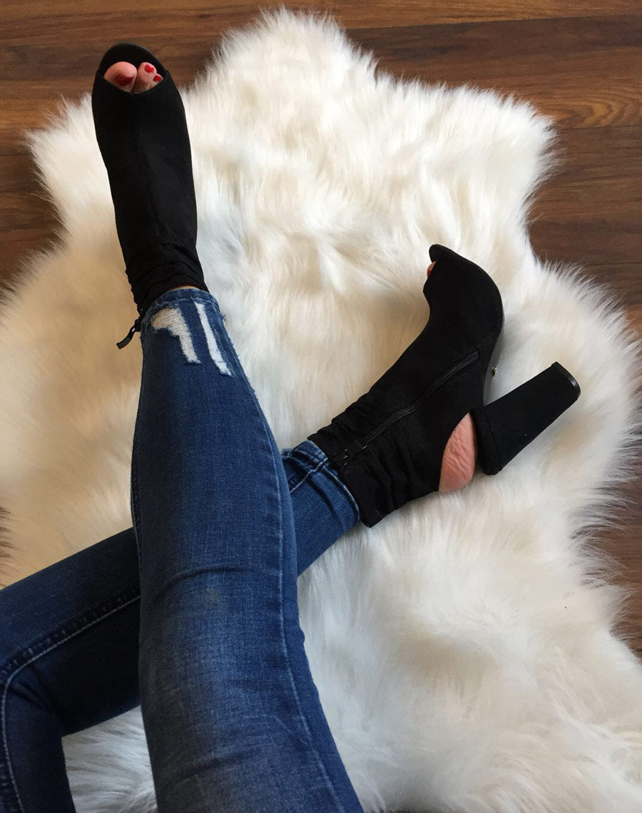 Sandales noires en suédine et à talons hauts