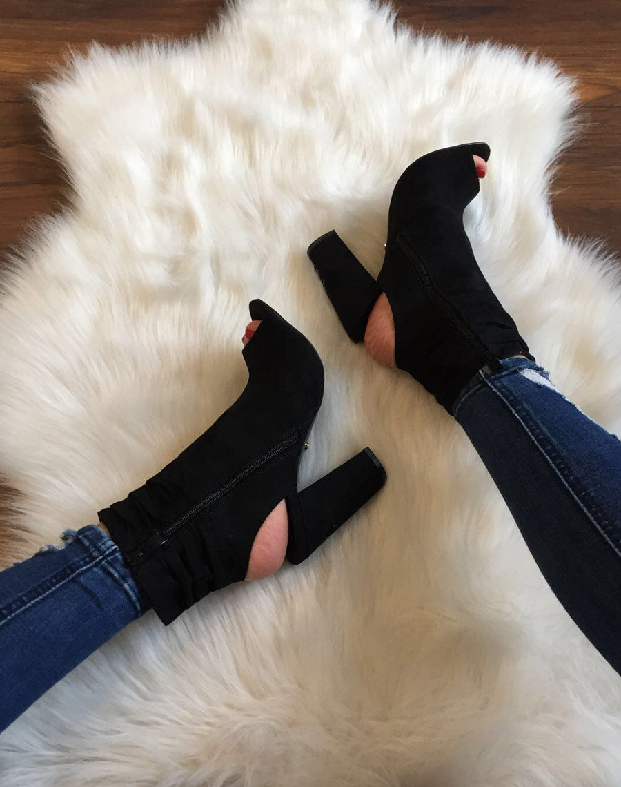 Sandales noires en suédine et à talons hauts