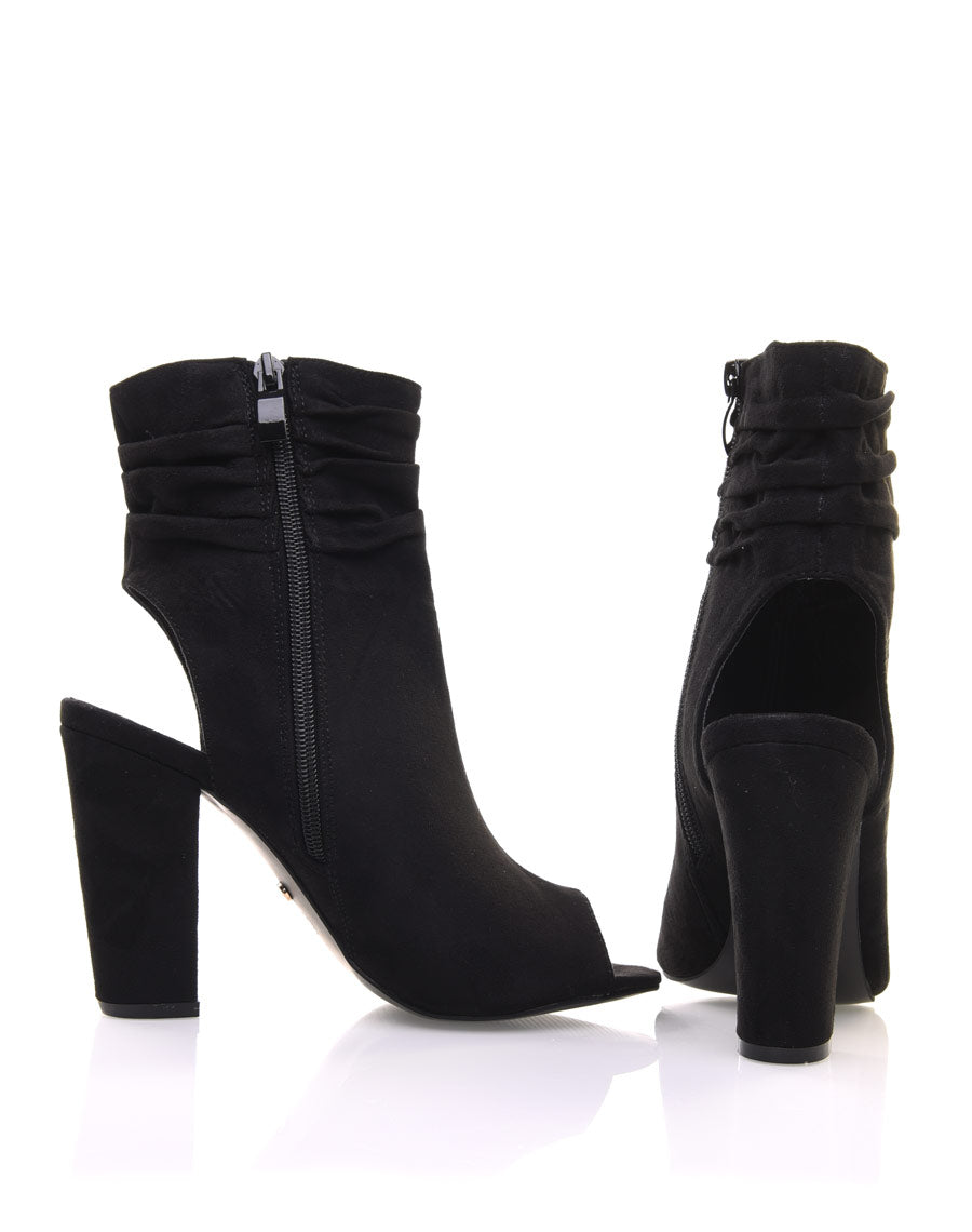 Sandales noires en suédine et à talons hauts