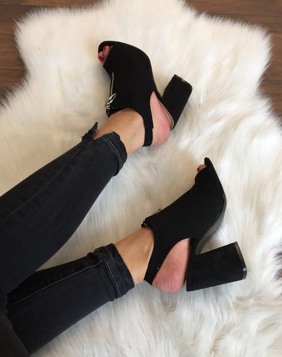 Sandales noires en suédine fermeture avant