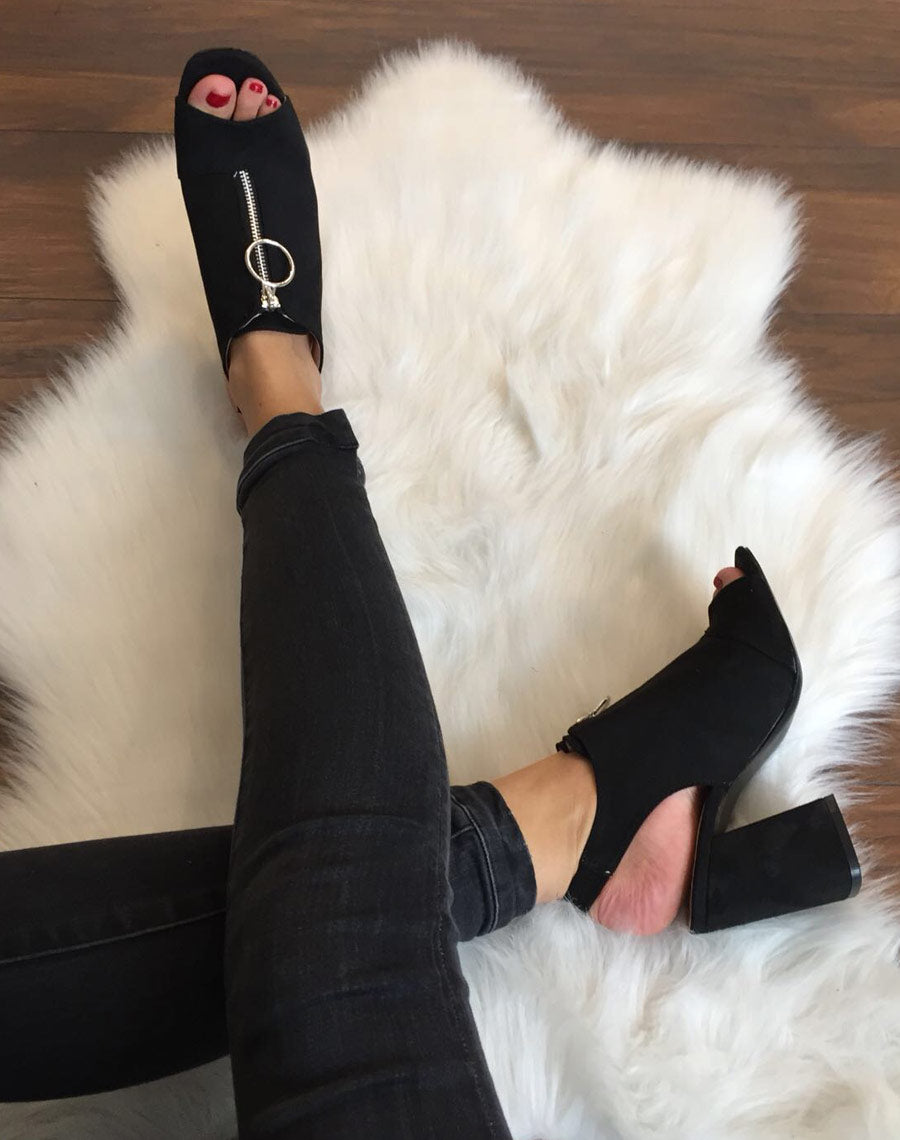 Sandales noires en suédine fermeture avant