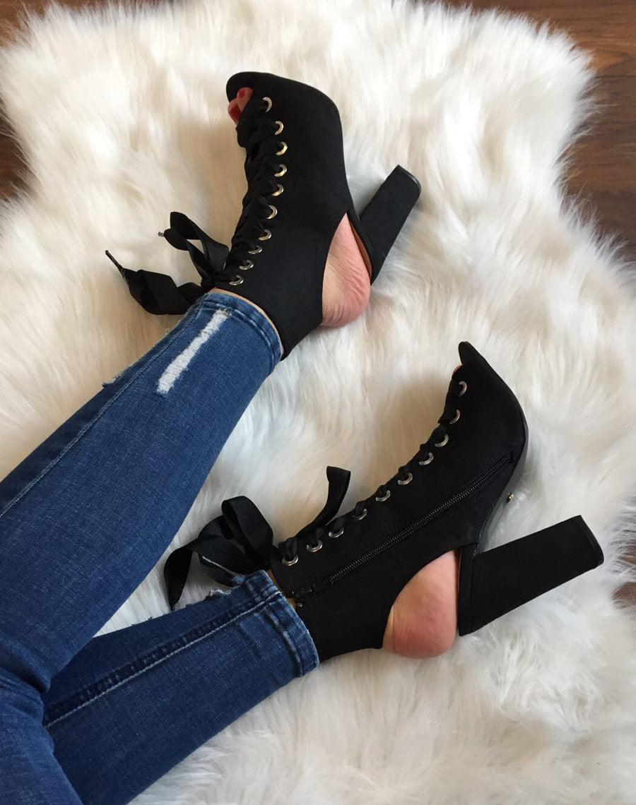 Sandales noires en suédine à lacets et bout ouvert