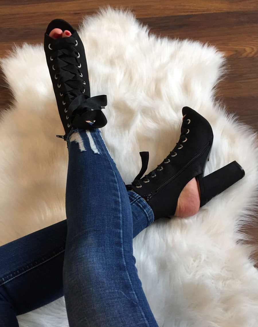 Sandales noires en suédine à lacets et bout ouvert