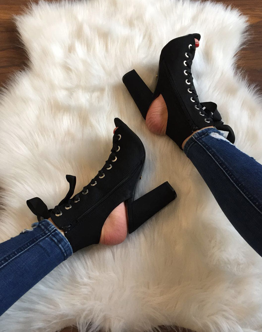 Sandales noires en suédine à lacets et bout ouvert