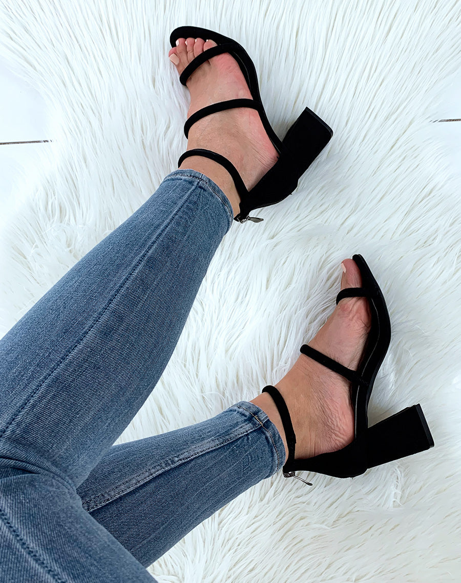 Sandales noires en suédine à multiples lanières et à talons carrés