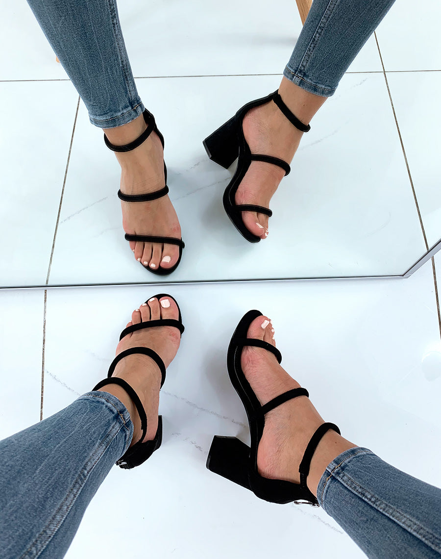 Sandales noires en suédine à multiples lanières et à talons carrés