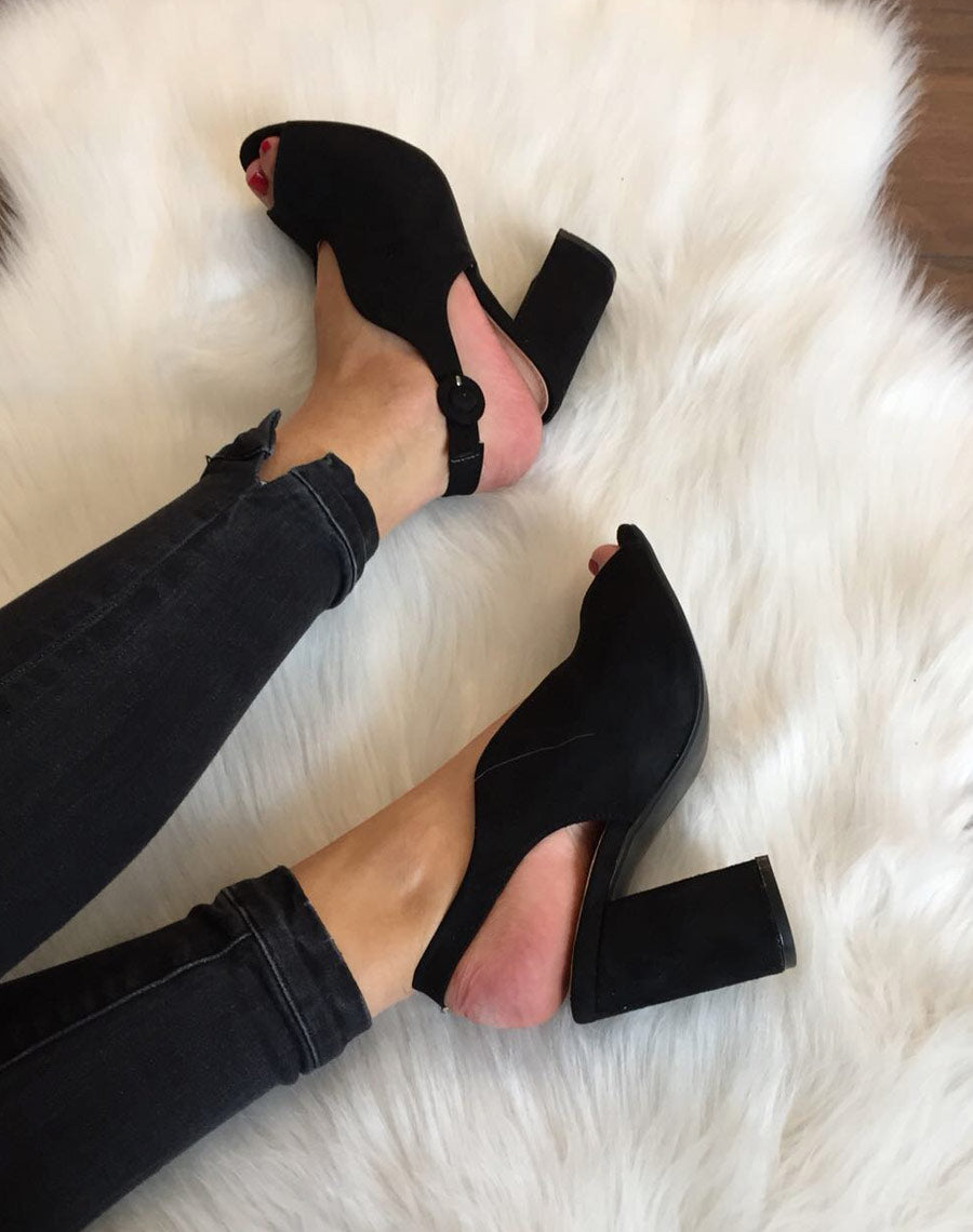 Sandales noires en suédine ouvertes