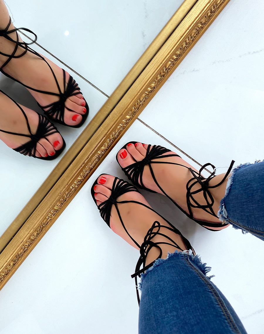 Sandales noires en suédine à petit talon et longues lanières