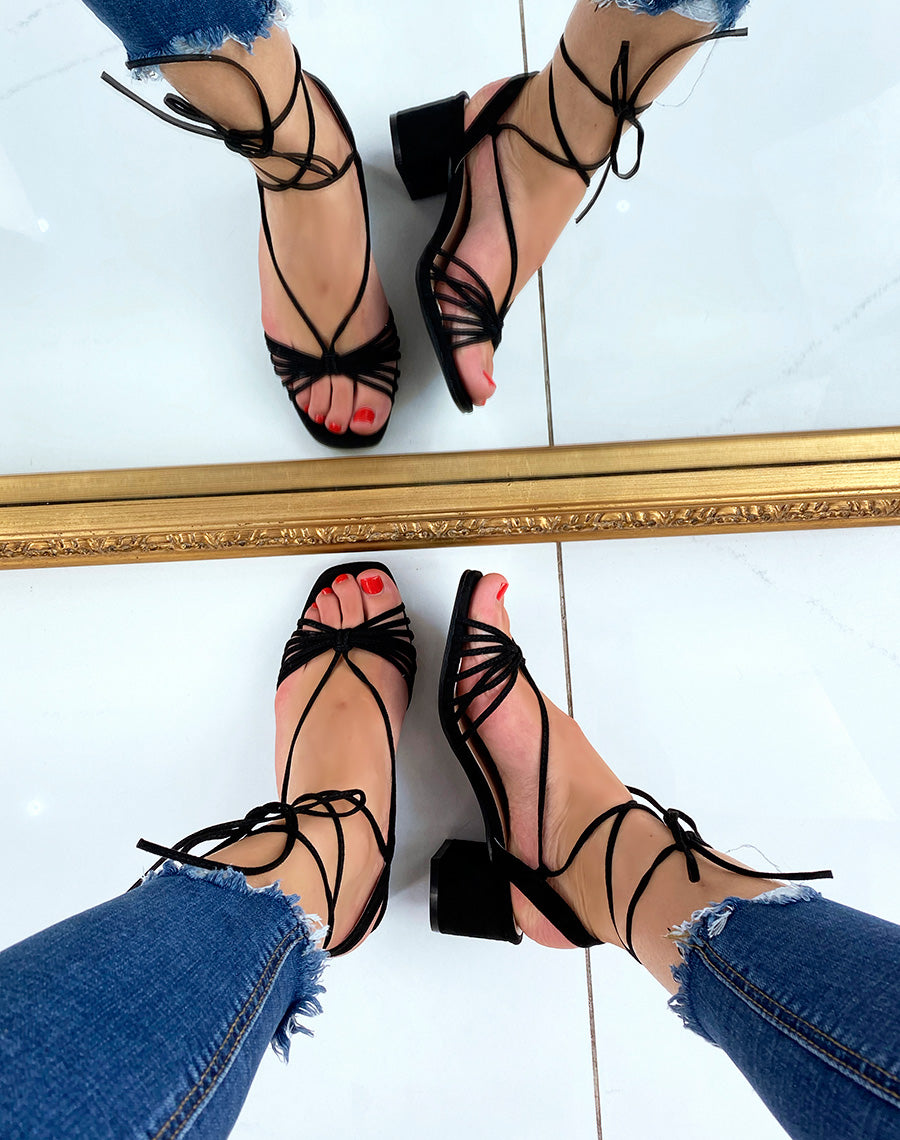 Sandales noires en suédine à petit talon et longues lanières