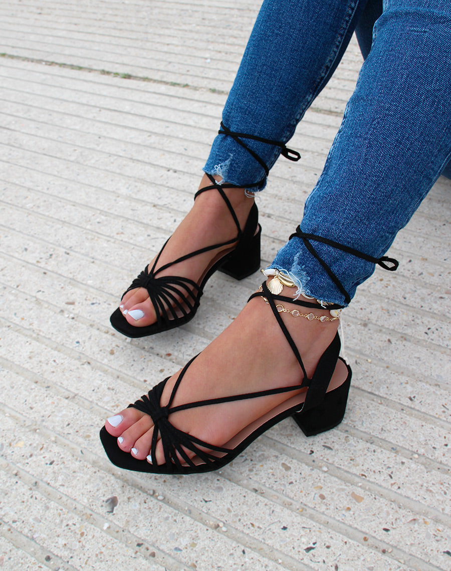 Sandales noires en suédine à petit talon et longues lanières