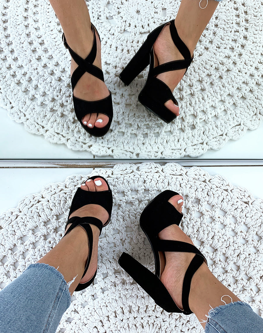 Sandales noires en suédine à talon et à plateforme épaisse