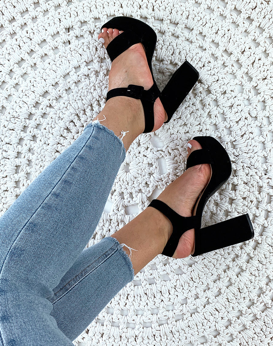 Sandales noires en suédine à talon et à plateforme épaisse