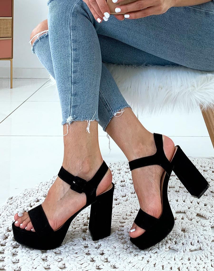 Sandales noires en suédine à talon et à plateforme épaisse