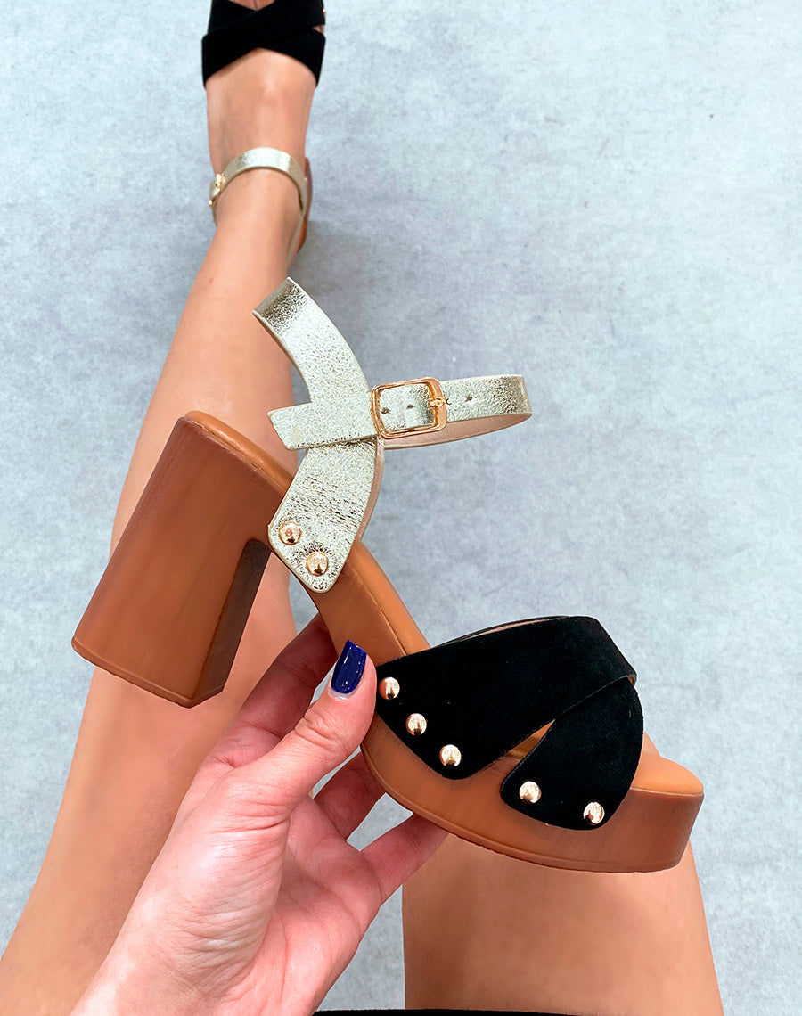 Sandales noires en suédine à talon marron et lanière dorée