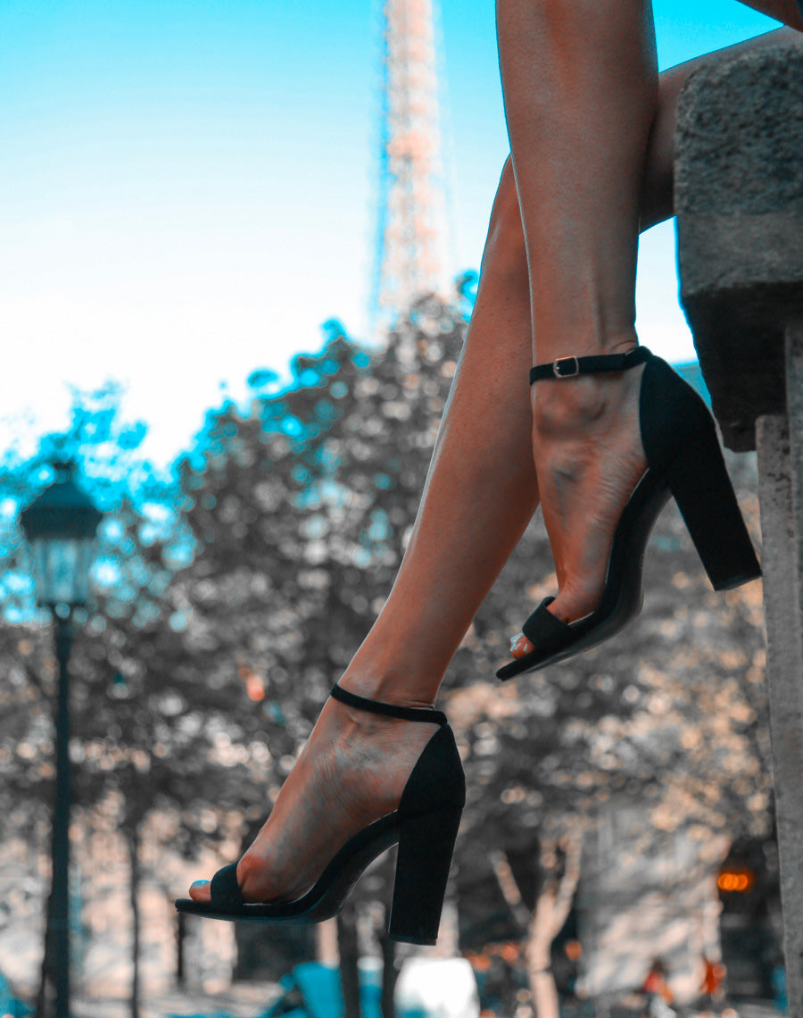 Sandales noires en suédine à talons carrés et fines brides