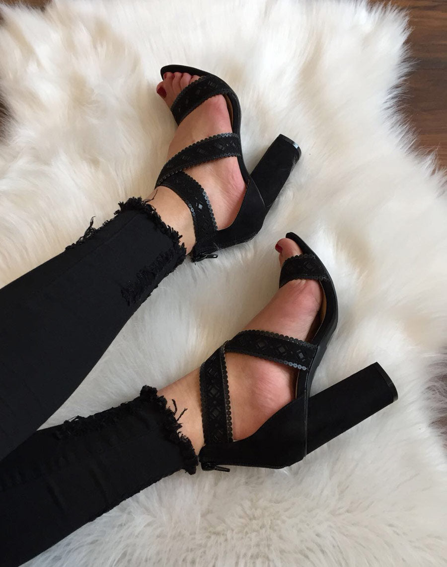 Sandales noires en suédine à talons épais