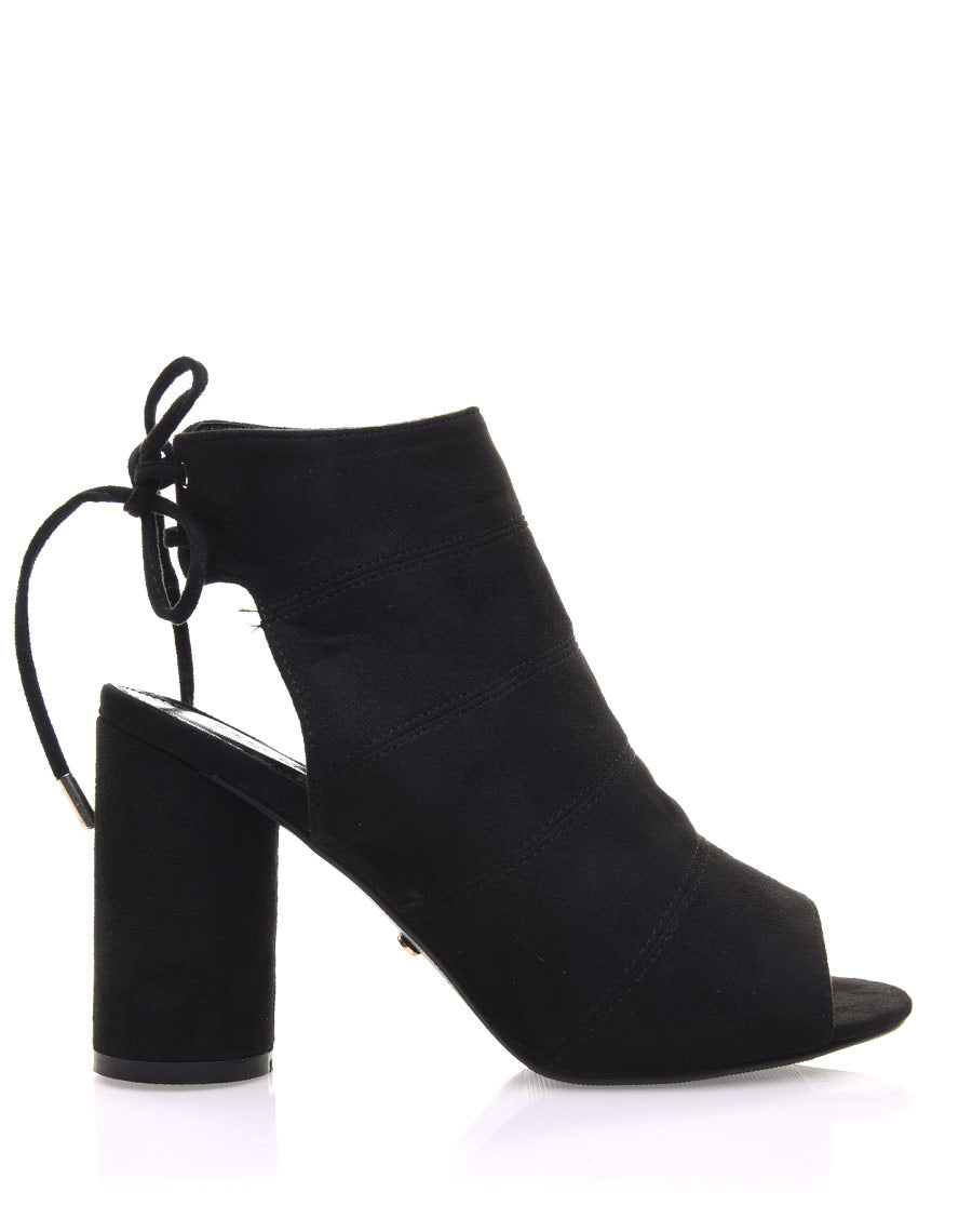 Sandales noires en suédine à talons ronds
