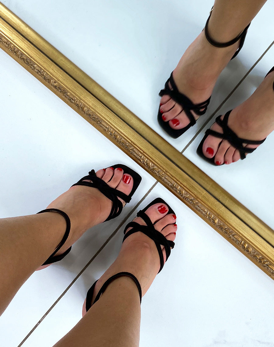 Sandales noires en suédine à triple brides entrecroisées