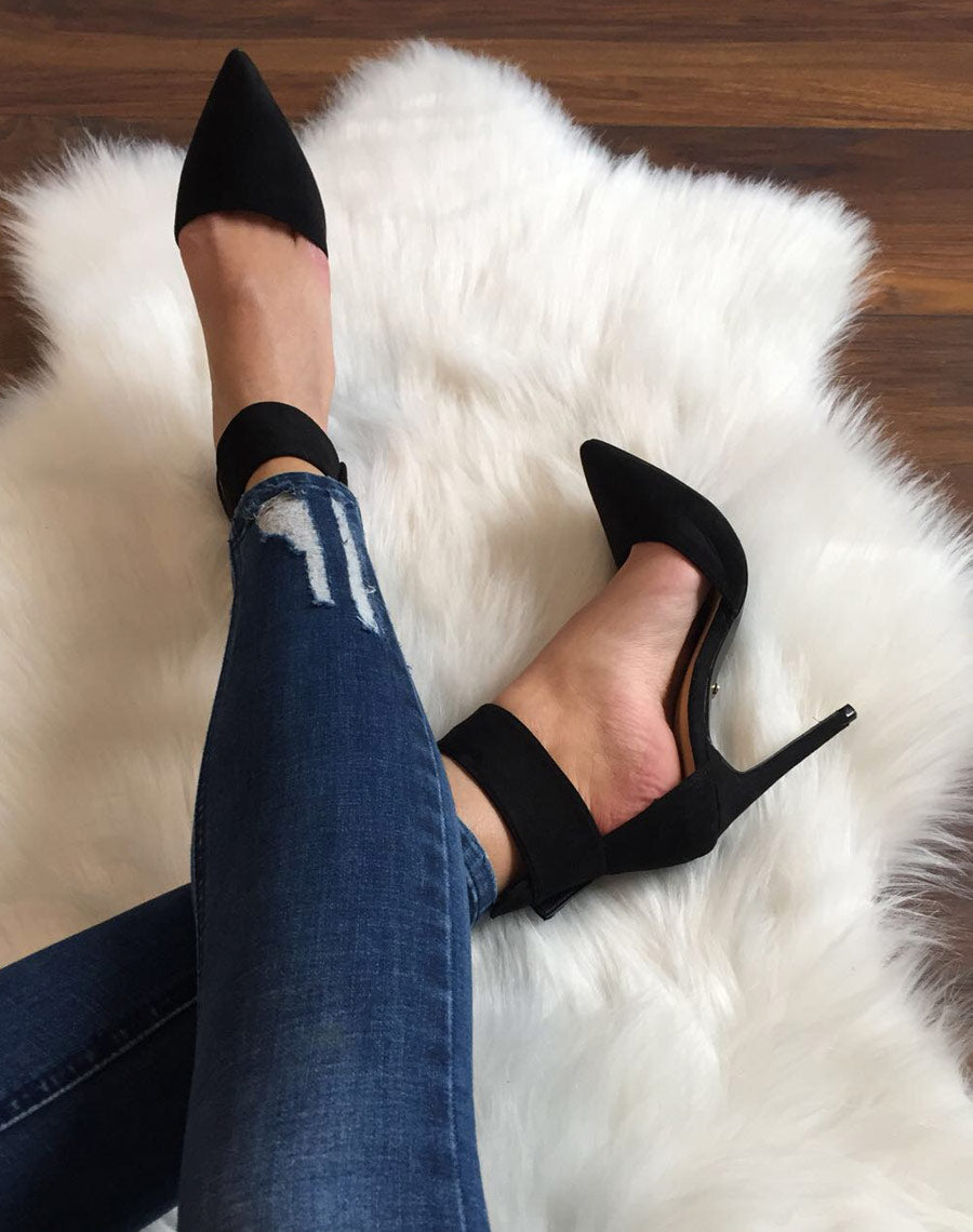 Sandales noires en suédines à bouts pointus