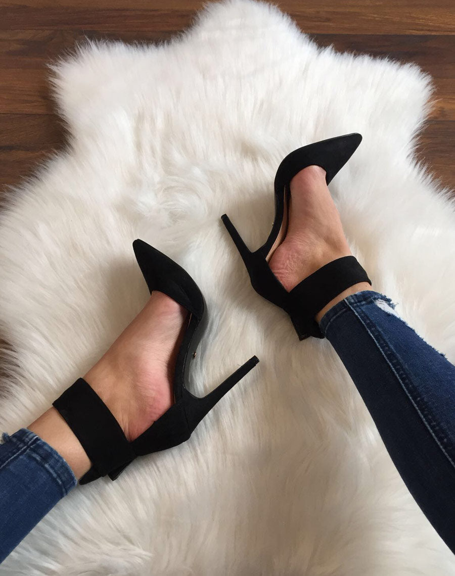 Sandales noires en suédines à bouts pointus