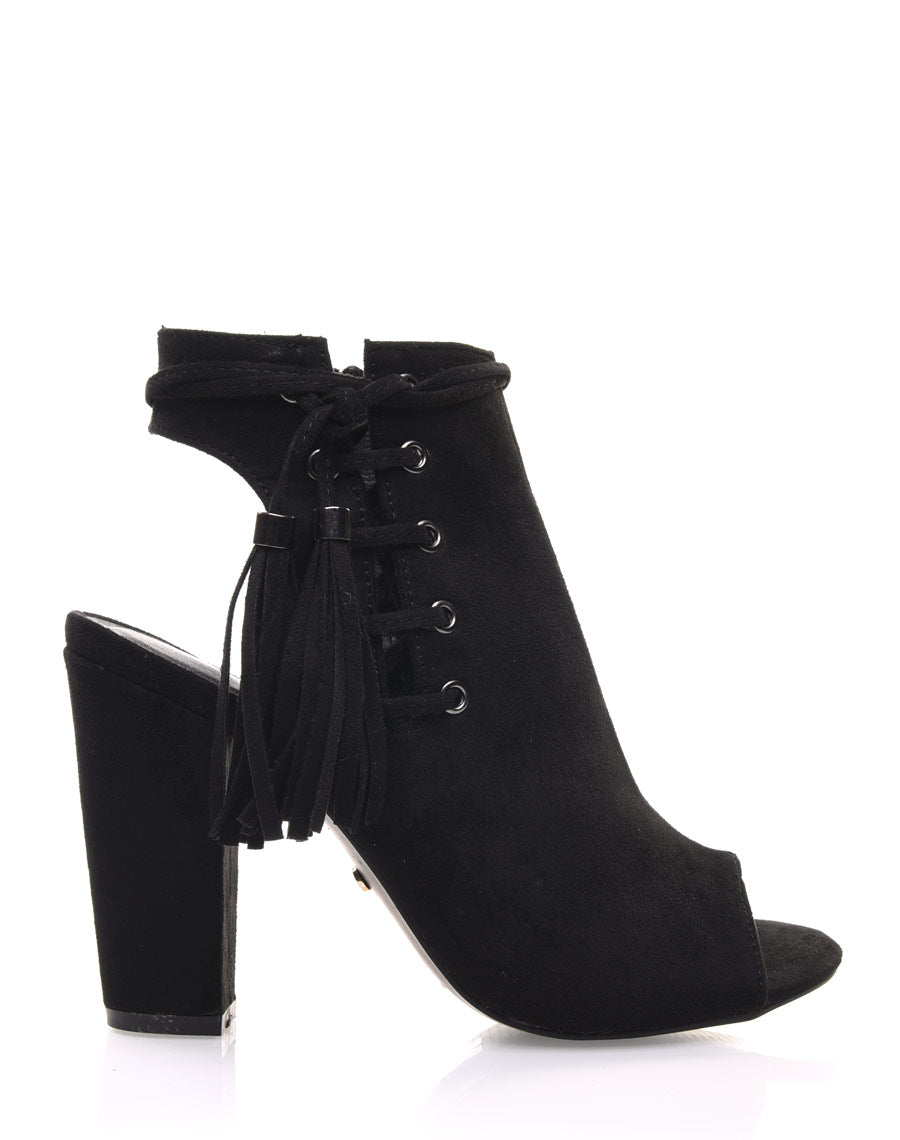 Sandales noires en suédines à lacets et pompons