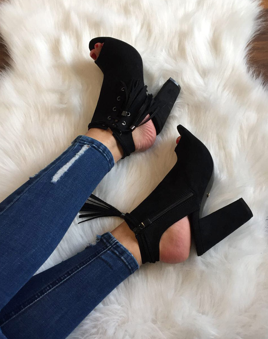 Sandales noires en suédines à lacets et pompons