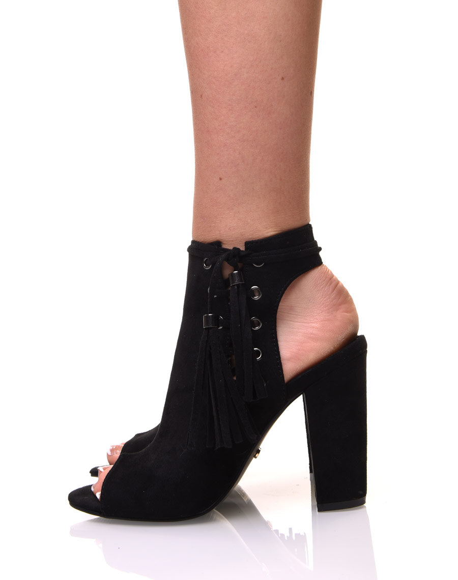 Sandales noires en suédines à lacets et pompons
