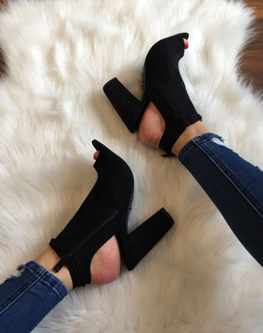 Sandales noires en suédines à lacets et pompons