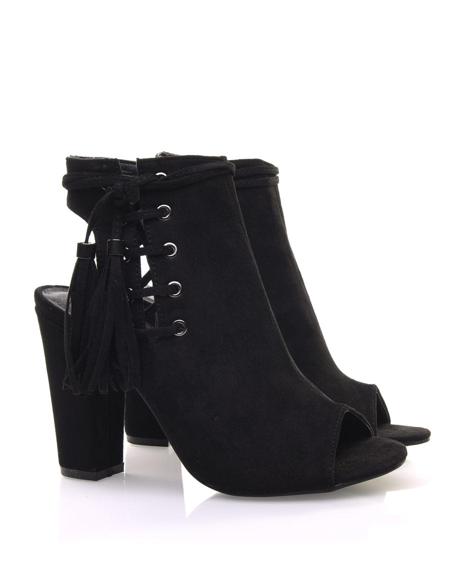 Sandales noires en suédines à lacets et pompons