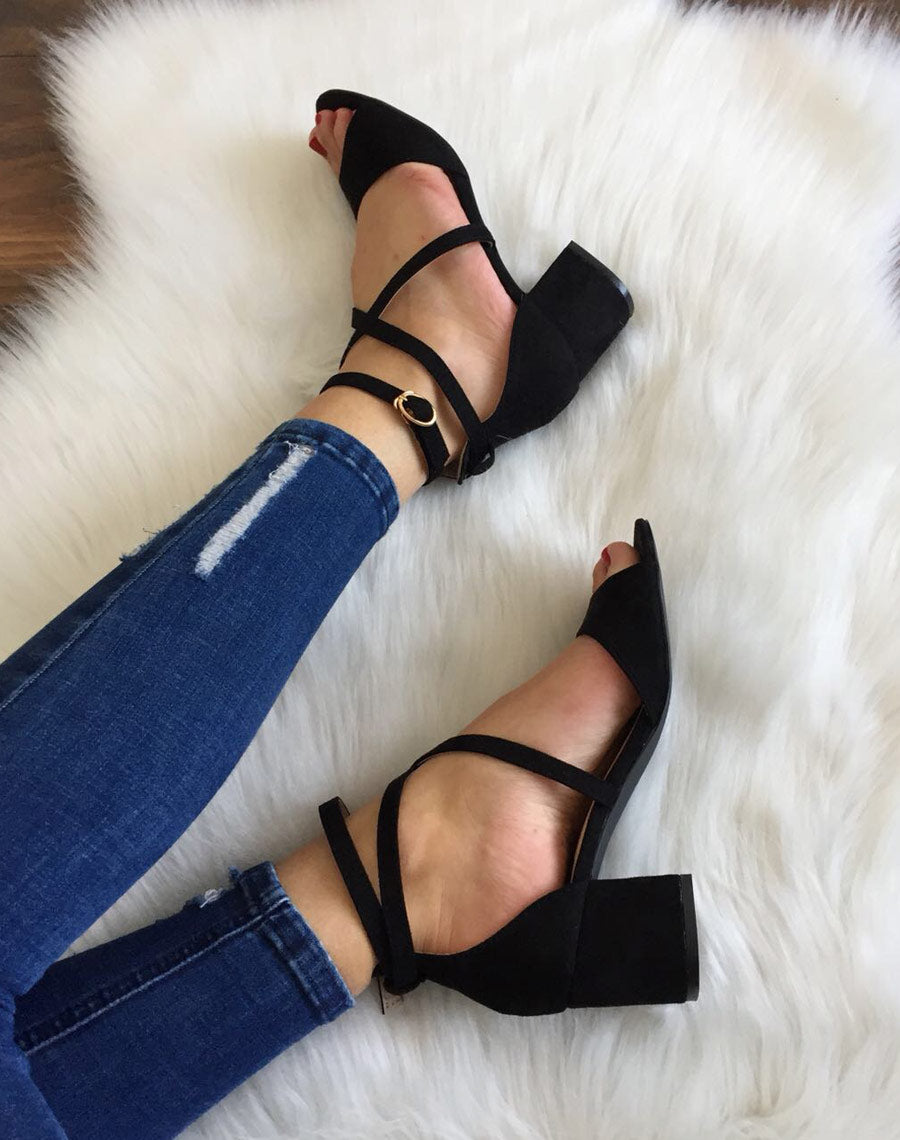 Sandales noires entrelacées