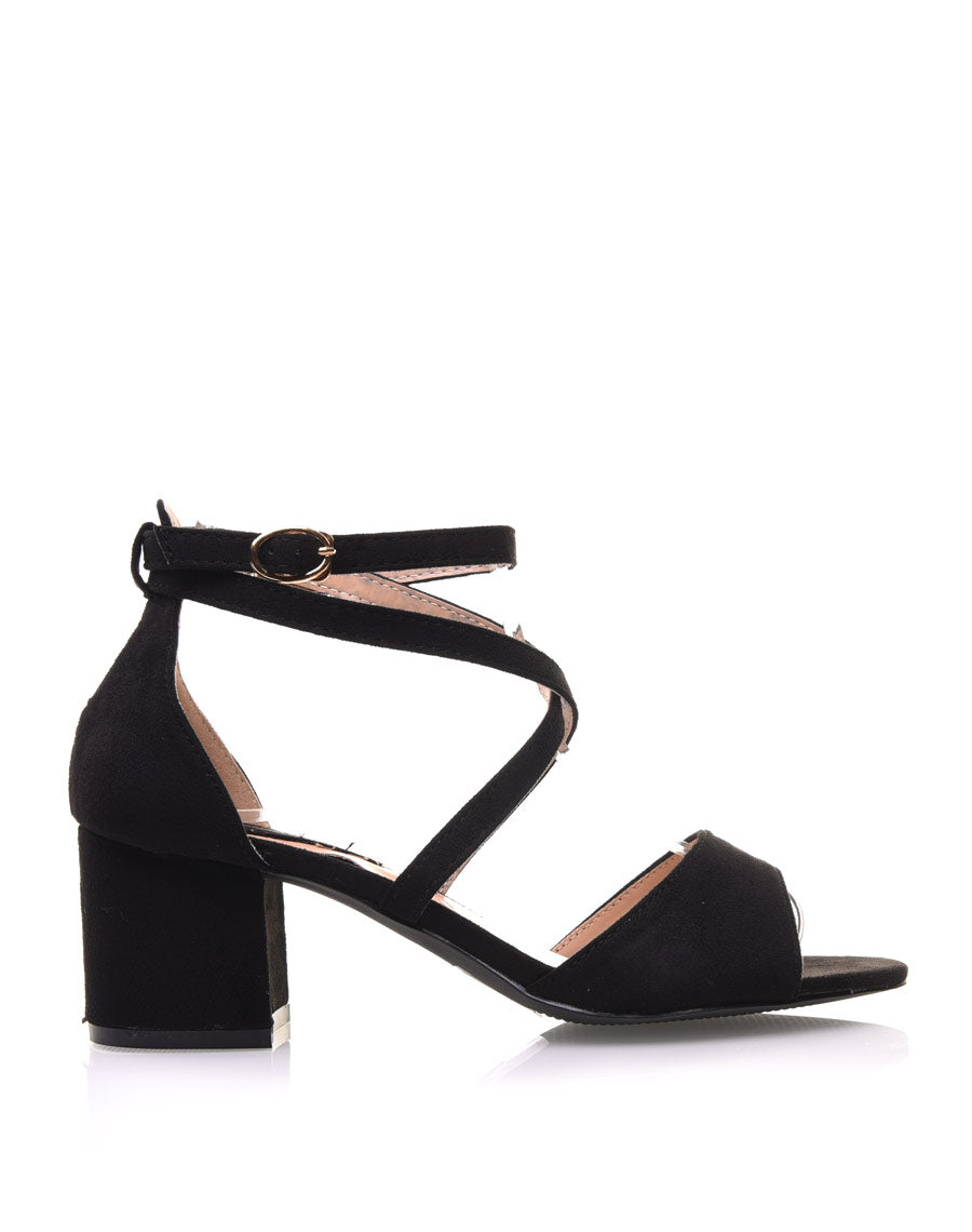 Sandales noires entrelacées