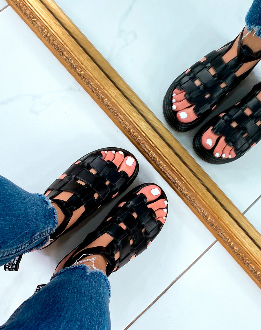 Sandales noires fermée à multiples brides entrecroisées