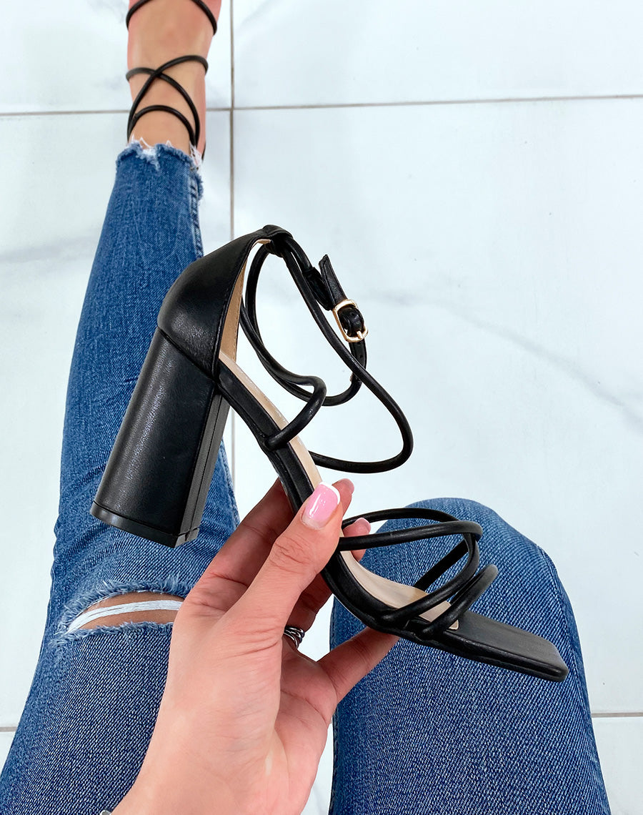 Sandales noires à lanières entrecroisées et talon arrondi