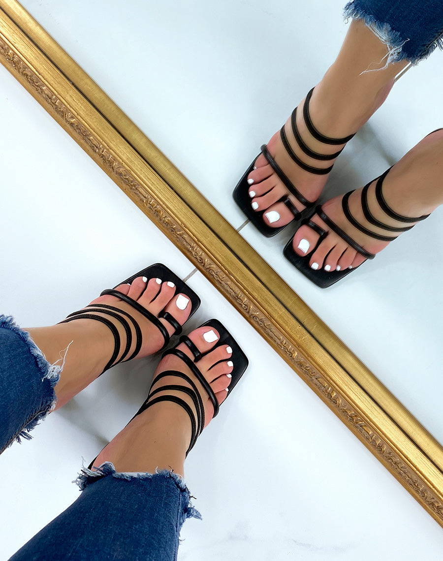 Sandales noires à lanières à talon haut et boucle d’orteil