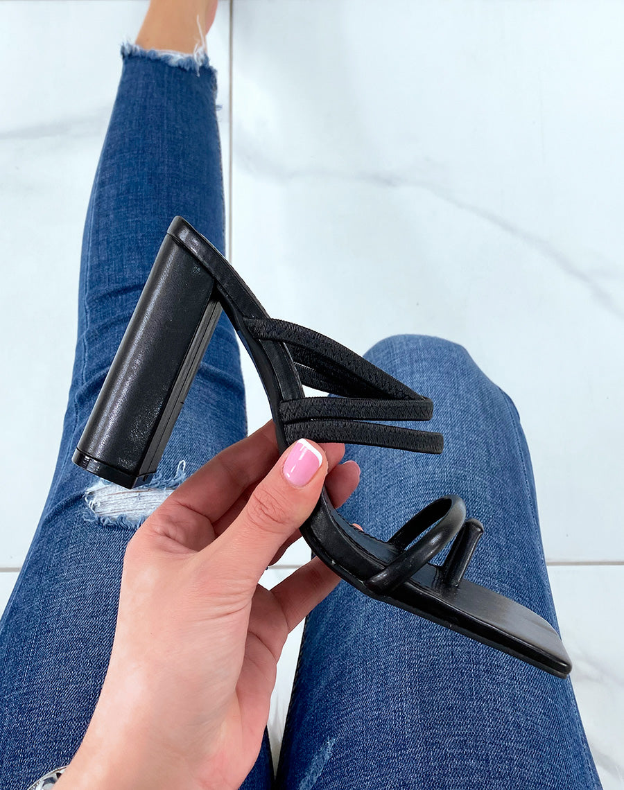 Sandales noires à lanières à talon haut et boucle d’orteil