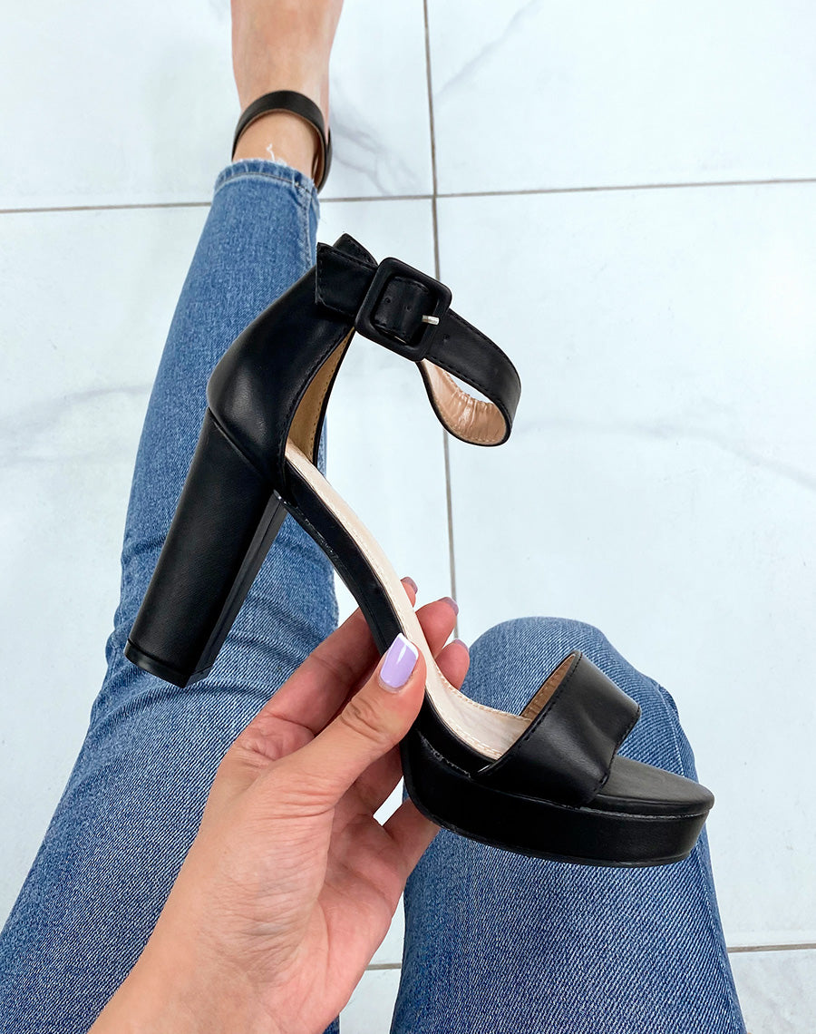 Sandales noires mat à bout rond et talon haut