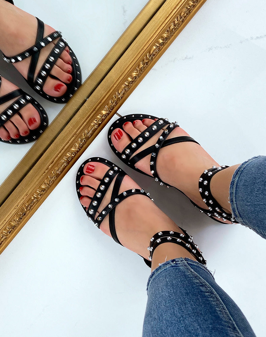 Sandales noires à multiples brides entrecroisées cloutées