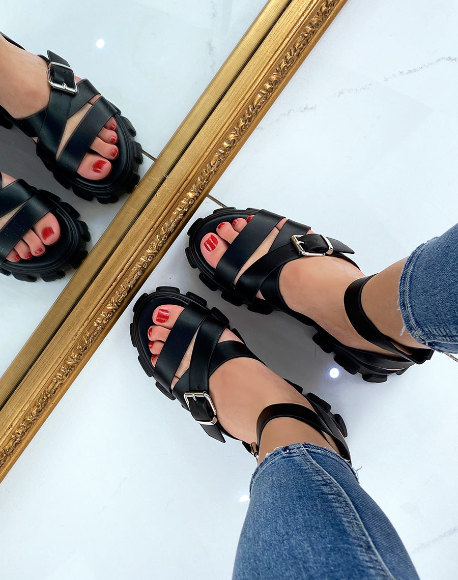 Sandales noires à multiples brides et semelle crantée