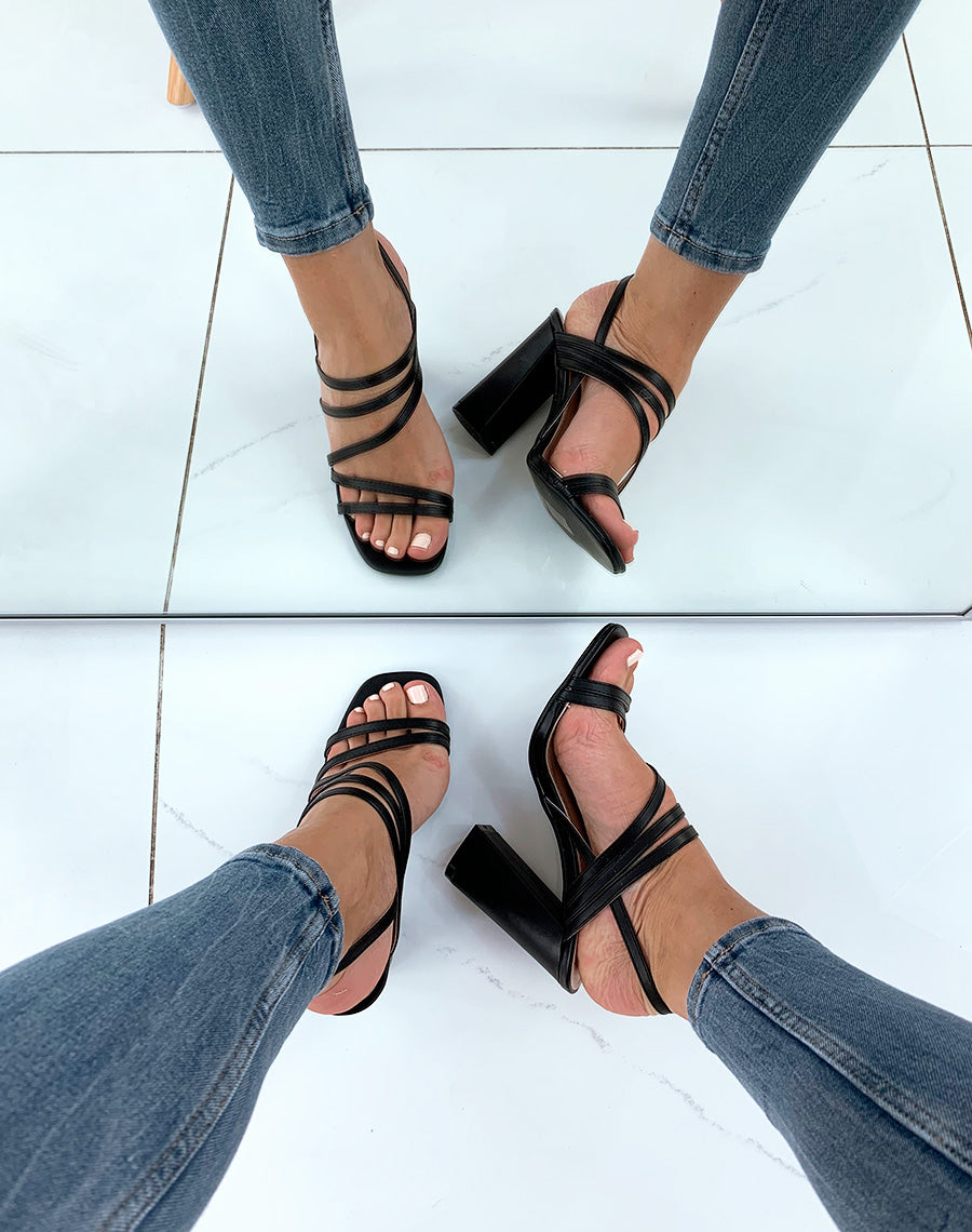 Sandales noires à multiples lanières et à talons carrés