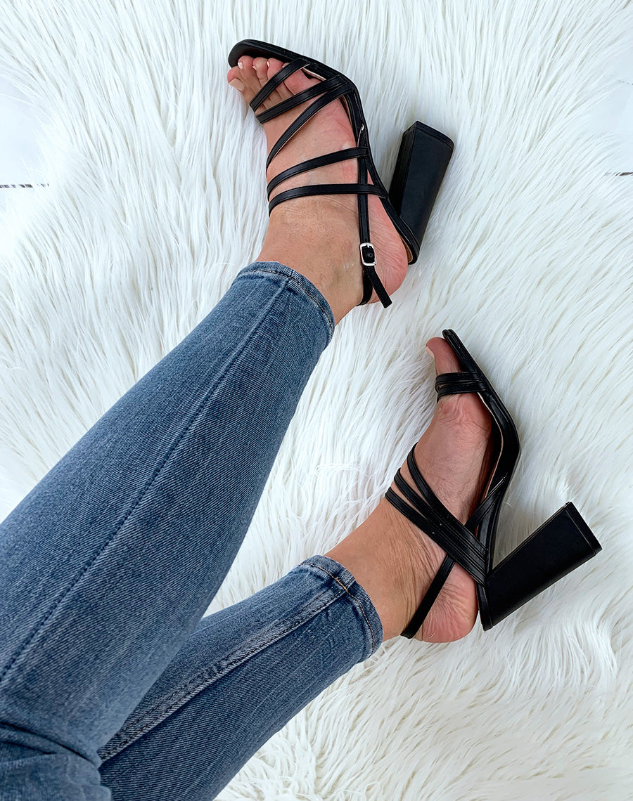 Sandales noires à multiples lanières et à talons carrés