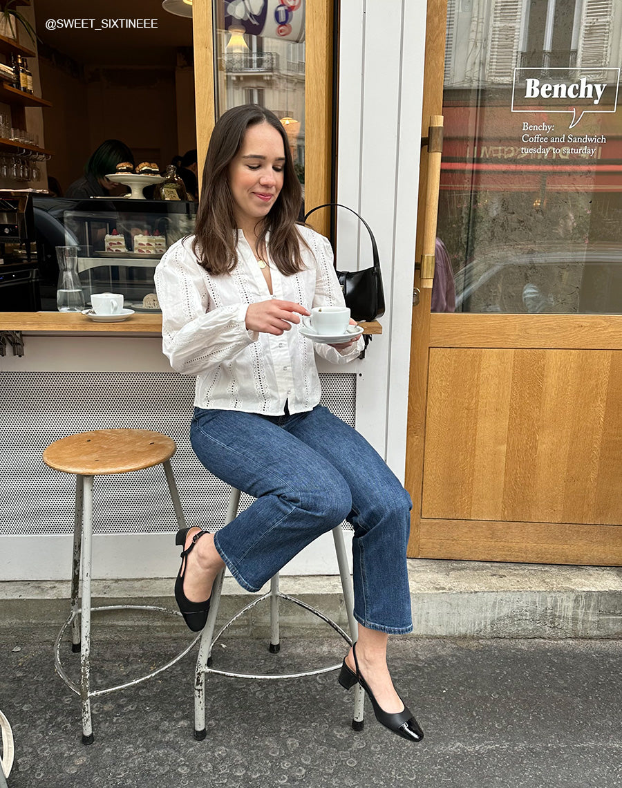 Sandales noires ouvertes à petit talon et à bout verni