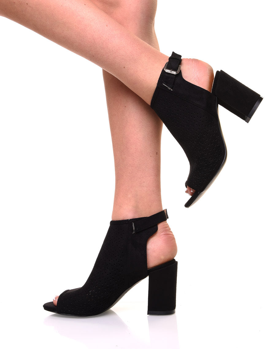 Sandales noires perforées à talons mi hauts