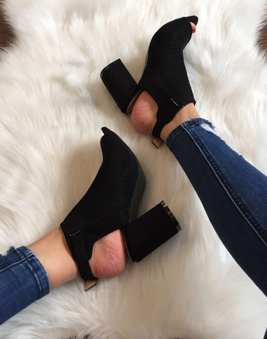 Sandales noires perforées à talons mi hauts