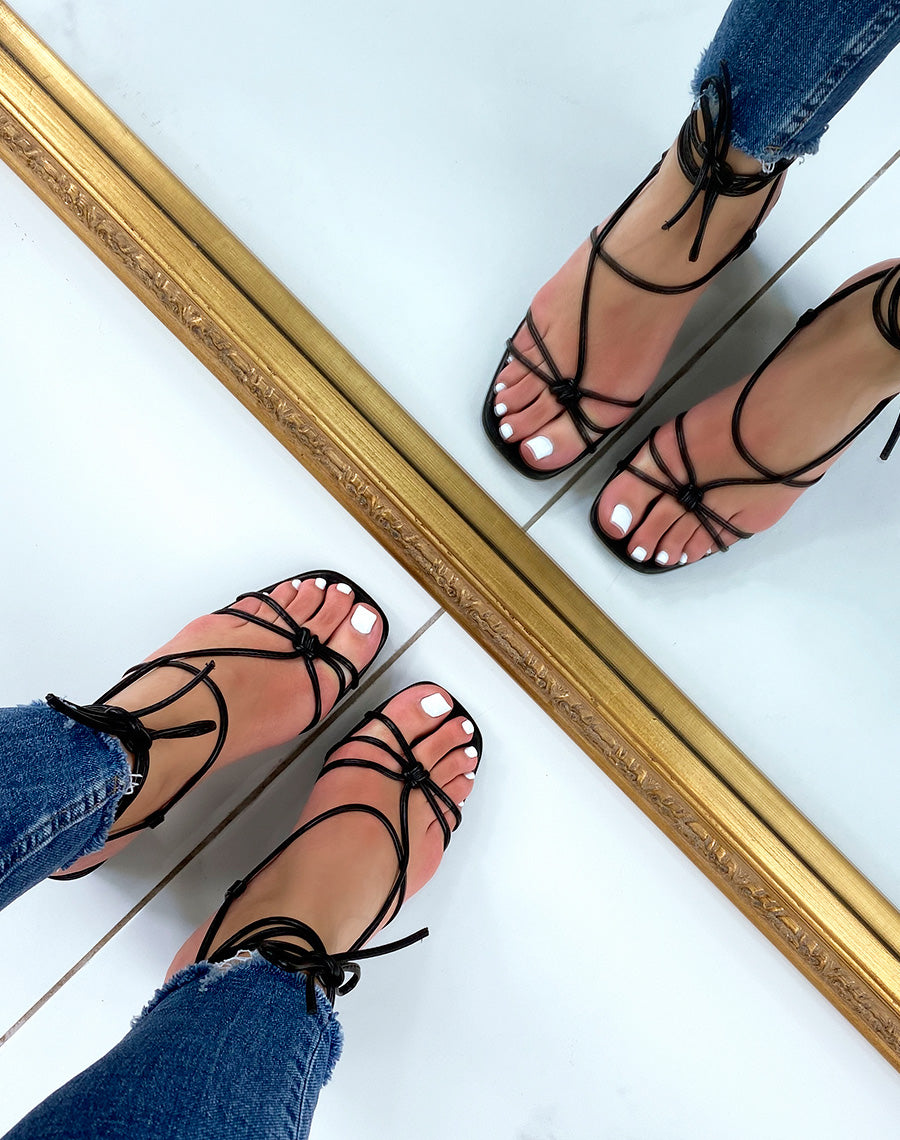 Sandales noires à petit talon et multiples lanières