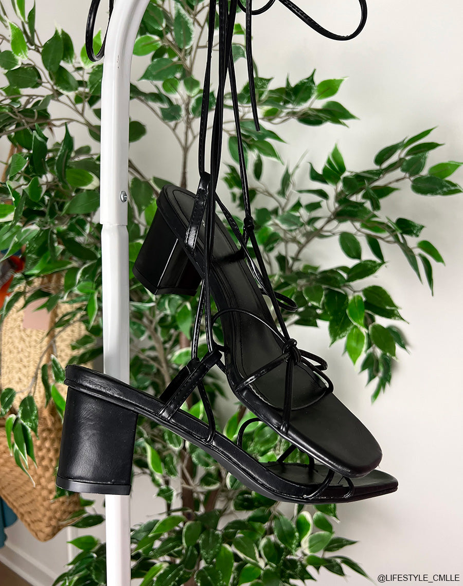 Sandales noires à petit talon et multiples lanières