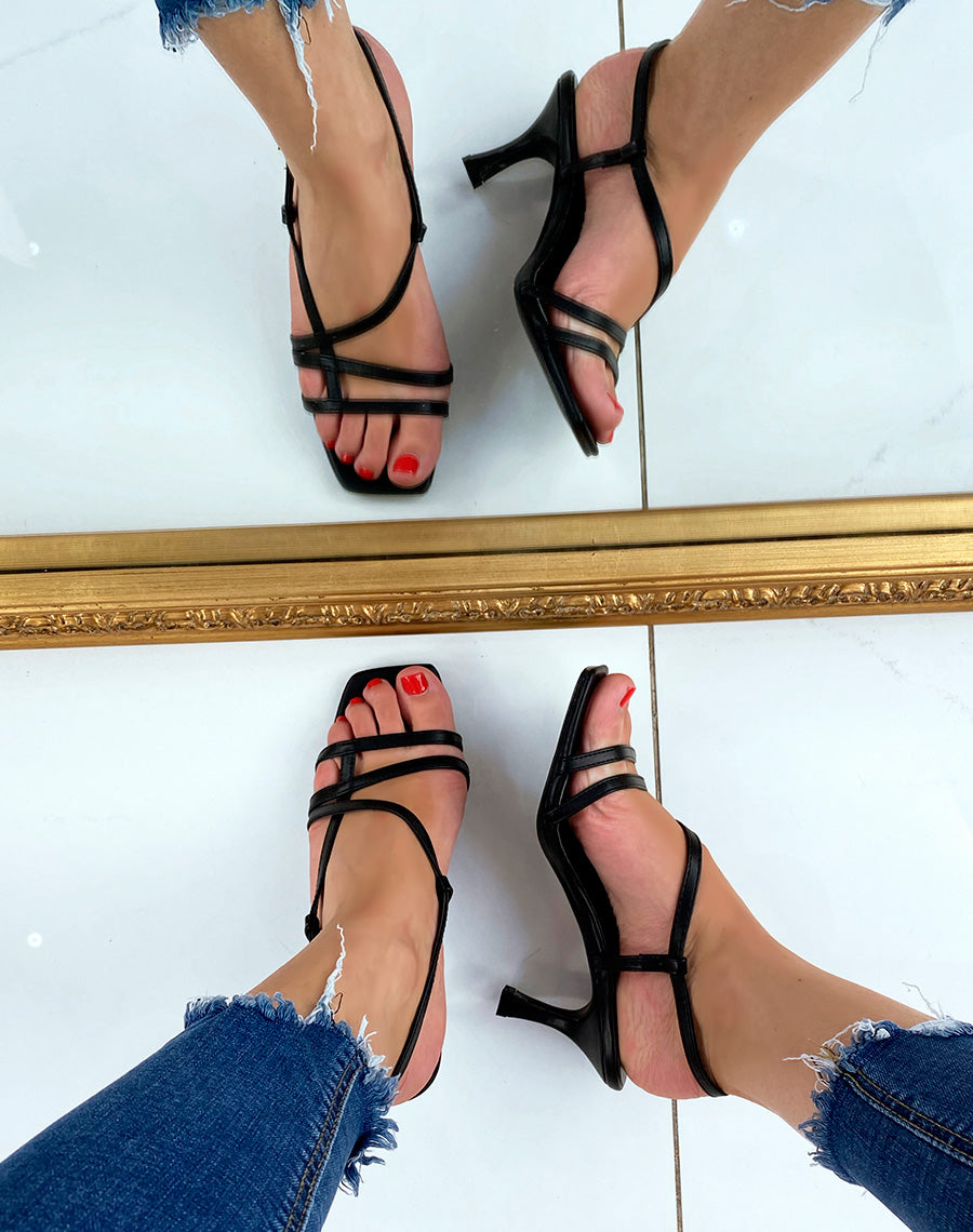 Sandales noires à petit talon fin et brides croisées