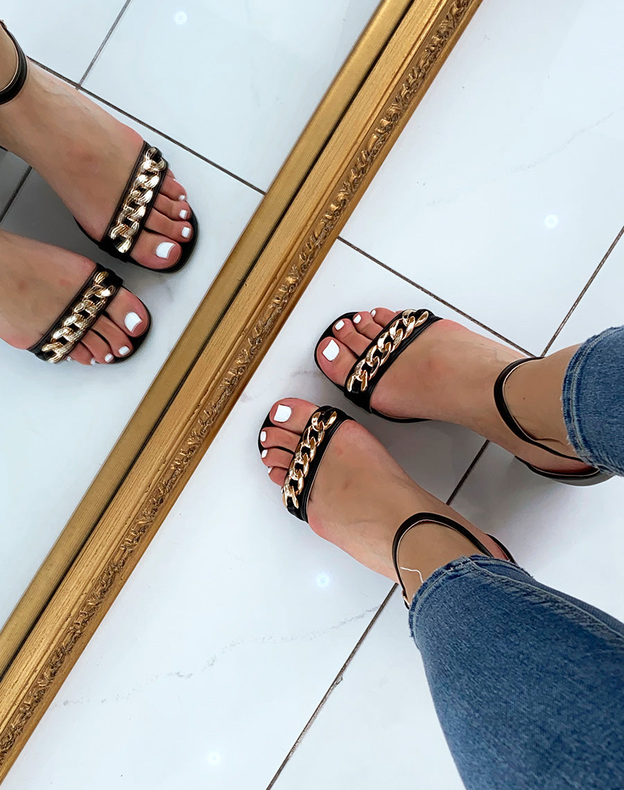 Sandales noires à petit talon épais et chaîne dorée