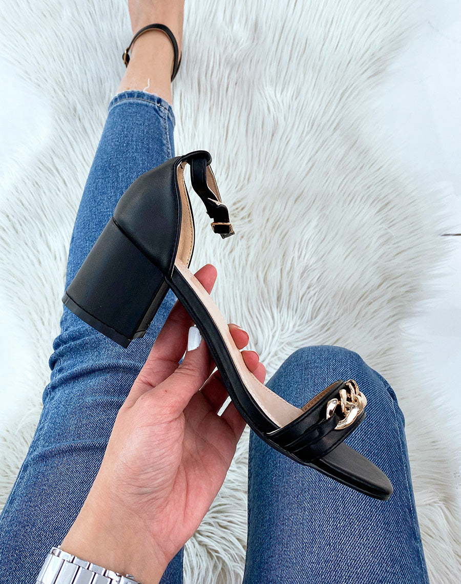 Sandales noires à petit talon épais et chaîne dorée