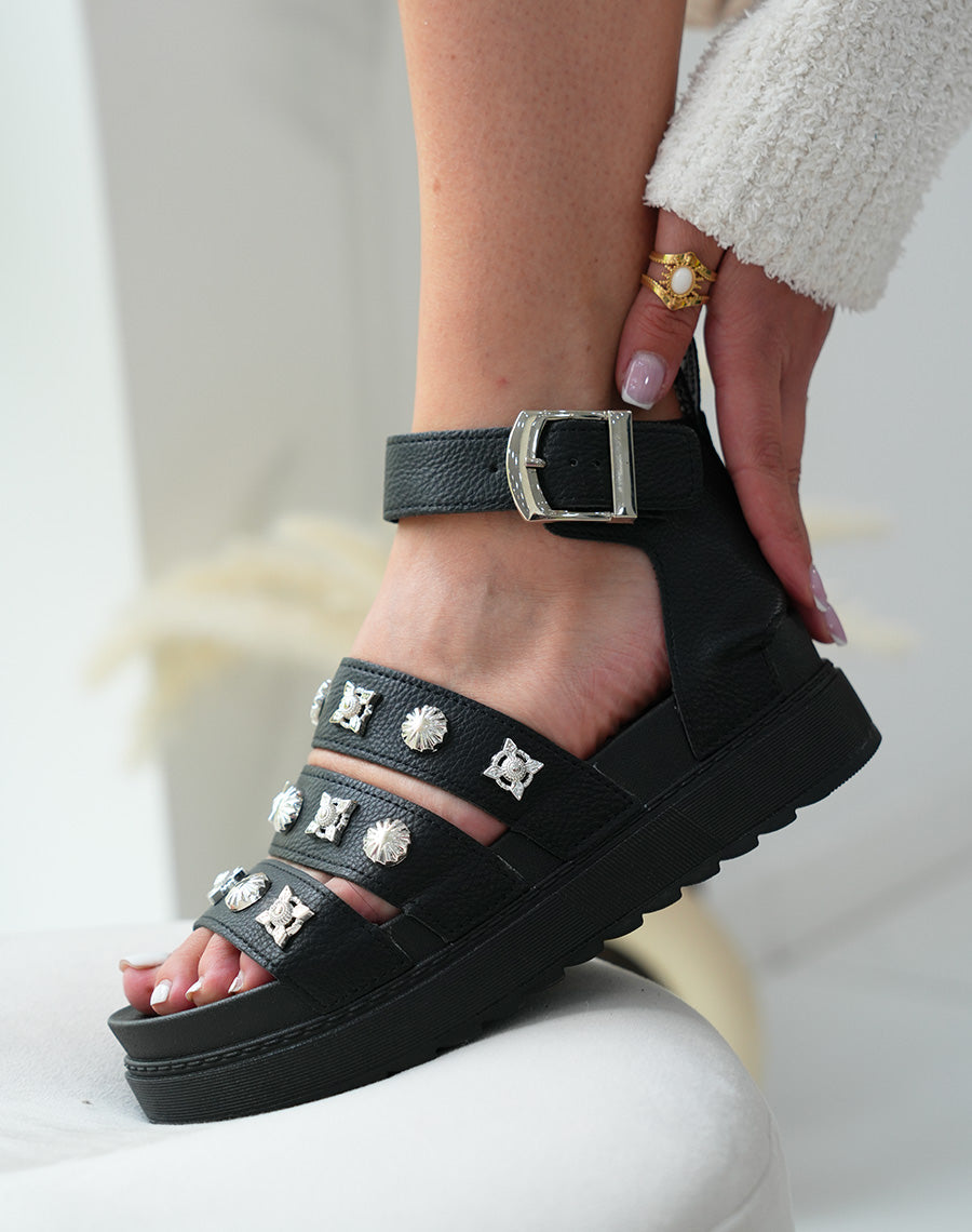 Sandales Noires Plateforme avec Détails Cloutés Argentés - Un Style Audacieux pour l'Été