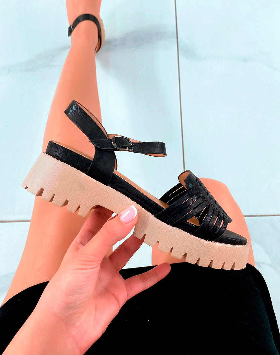 Sandales noires à plateforme et à grosse bride avant